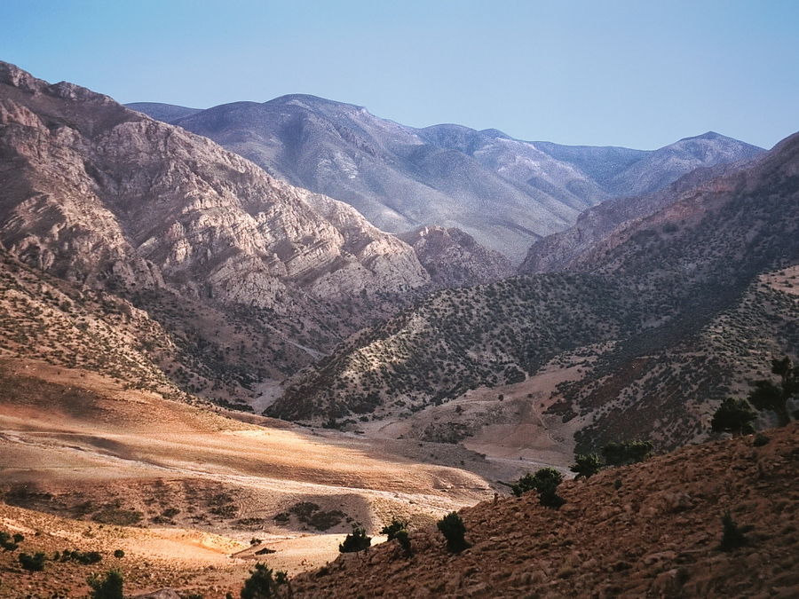 Cirque de Jaffar In Cirque de Jaffar we make a brisk walking tour through untouched scenery where we come across traditional Berbers. Stefan Cruysberghs